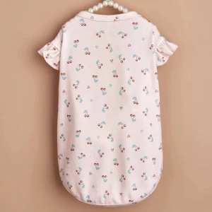 Hundtröja med volanger - Supersöt rosa hundrtröja med voulanger, som tyvärr är för liten på min hund. Helt ny och oanvänd, bara provat passform. Storlek M = Längd Bak:25 cm, Nacke:26 cm, Byst:37 cm