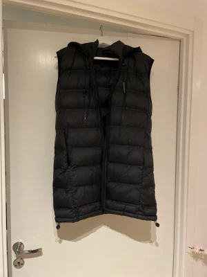 Populär Zara väst - Populär zara väst i lite längre modell. Storlek Xs. Köpt förra året i Zara. 