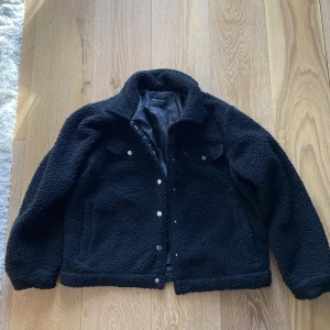 Svart Teddyjacka - Använd en säsong.