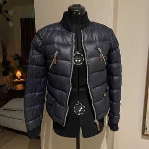 SVEA dunjacka  - Dunjacka från SVEA. Använd sparsamt. Fler bilder kan skickas.