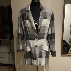 Tunn kavaj  - Tunn kavaj i linne! Köpt från Italien. Fler bilder kan skickas.