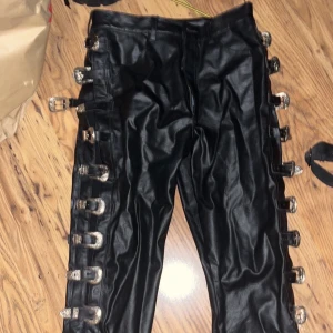 Läder byxor - Så snygga!! Knappen i midjan saknas med lätt löst. Frakten i annonsen stämmer ej 
