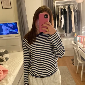 Randig tröja - Marinblårandig tröja från monki, men köpte av en annan på plick för ett tag sen men har knappt använt den. Passar xs-s, frakt tillkommer:)
