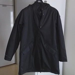 Parkas - Längd 86 cm / Höft 114 / Ärm längd 65cm .