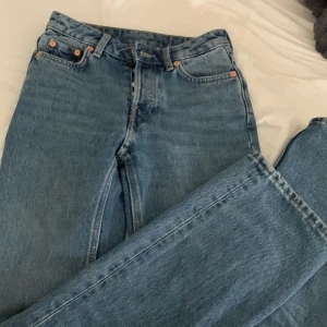 Mid waist jeans - Nästan oanvända mid waist jeans från weekday i modellen pin. Har även ett par till i svart. Bara att höra av sig vid frågor❤️