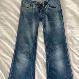 Säljer dessa lågmidjade bootcut jeans från Denim Birds. Fint skick lite små i storleken. 120kr plus frakt💕☺️🌟🫶🏻