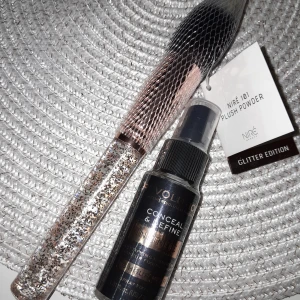 Puderborste & settingspray - ♡Puderborste 101 Plush Powder, Glitter edition från Nirè Beauty. Helt ny, köpt för 178 kr. ♡Setting spray Conceal & Define Infinite från Revolution Makeup. 30 ml, praktisk liten flaska och en bra produkt. Helt ny förseglad förpackning. ♡70 kr för båda