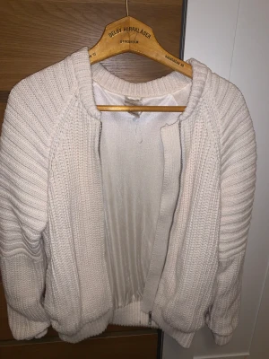 Kofta  - Vit stor kofta. I storlek 36. Från HM. Notera att dragkedjan är trög och fastnar lätt i tyget men går att knäppa igen ändå! Annars inga defekter utom det problemet. Kan mötas upp!