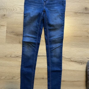 Levi’s jeans Skinny - Rensar garderoben Säljer billigt 