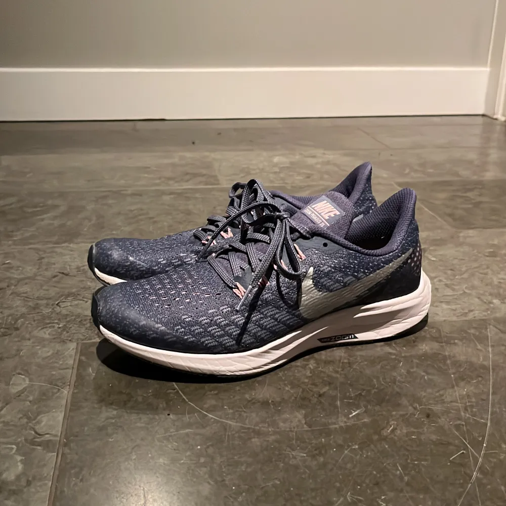 Nike skor i en blå lila nyans som är använda fåtal gånger inomhus. . Skor.