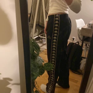 Kappa  - Säljer dessa kappa byxor som går att att knäppa upp vid sidan längst benen. Kvädna fåtal gånger och är bra skick! Lågmidjade med och dom lite långa för mig och jag är ca 175cm, skriv för frågor eller bilder💓ny pris för dom är 500kr! 