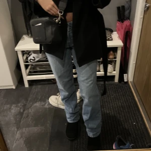Jeans - Min absoluta favorit jeans från zara. Har tyvärr blivit försmå så säljer nu mitt par i st 32😢💓 Frakt tillkommer! 