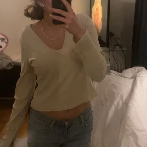 Ribbad tröja - Jättefin ribbad beigeaktig tröja med slits från Lager 157! Jättefint och skönt material och den är i jättefint skick. Säljer enbart för att vill jag ersätta den med någon annan tröja till sommaren.💕 Köparen står för frakten!💕