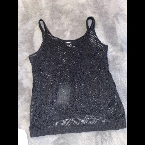 Stickat linne - Svart stickat linne, oanvänd 