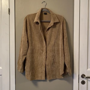 gina tricot skjorta  - brun ribbad gina skjorta vid intresse kan fler bilder skickas 