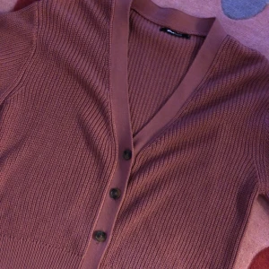 Rosa stickad kofta - Nyskick ej använd 