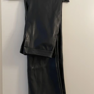 Läderbyxor - Byxor i läderimitation från asos. Aldrig använda. Storlek 40. 