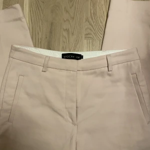 Ljusrosa kostymbyxor  - Ljusrosa kostymbyxor i storlek 36, från MQ, märke: STOCK LM. Lite tightare modell, lite stretch. Endast använda två gånger p.g.a blev för små. Superfint skick.