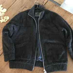 BRIXTOL jacket - Jacka från märket Brixtol textiles. Skick: Som ny, aldrig använd. Färg: mörkgrå. Material: 34% acryl, 26% polyester, 24% ull, 8% mohair, 8 % alpaca. Innertyg: 55% polyester, 45% viskos. Storlek: S, oversized modell. Inköpt för ca 2500kr. Säljer för: 1500