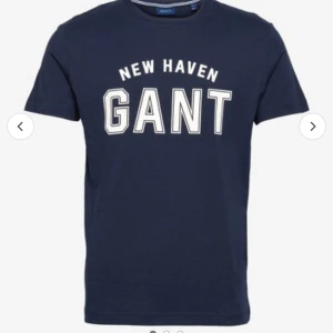 Mörkblå Gant T-shirt - Andvänd ca 5 gånger men fortfrande fint skick💙 Kan gå ner i pris vid snabb affär Jag postar samma dag som köpet genomförs💙 Vid funderingar eller mer bilder är det bara att höra av sig Ha de bra💙 