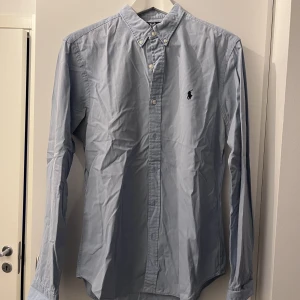 Ljusblå skjorta från Ralph Lauren, medium - Ljusblå skjorta från Ralph Lauren, mycket fint skick🌻 Storlek medium👔