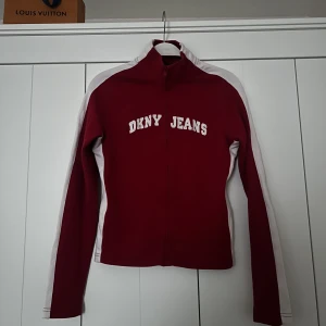 VINTAGE DKNY TRÖJA - Supersnygg, unik vintage tröja med dragkedja från DKNY. Givetvis äkta, inga fläckar eller dylikt. Strl: S. 