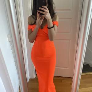 Neon orange klänning. Inga skador, perfekt skick, använt en gång. Storlek xs. Mått: Byst:75cm Midja: 63cm höfter: 89cm