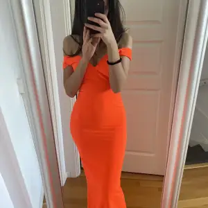 Neon orange klänning. Inga skador, perfekt skick, använt en gång. Storlek xs. Mått: Byst:75cm Midja: 63cm höfter: 89cm