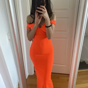 Neon klänning - Neon orange klänning. Inga skador, perfekt skick, använt en gång. Storlek xs. Mått: Byst:75cm Midja: 63cm höfter: 89cm