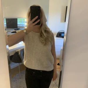 Tröja - Säljer denna superfina stickade väst! Köpt förra året på Veromoda, inga defekter! Perfekt färg nu till våren🌸