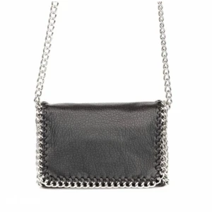 Tiamo väska - Säljer min tiamo väska o medel storlek. Den är perfekt size och man får plats med det man behöver . Nypris är 500 kr men den har en liten defekt på baksidan och därför får ni den för 250