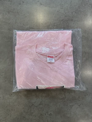 Supreme Necklace Tee + Pirate Tee + Bape X One Piece Tee - Supreme Necklace Tee +  Pirate Tee +  Bape X One Piece Tee Helt Ny  färg: Light Pink (rosa) Storlek: M  Kan fraktas!  499 kr