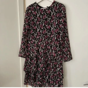 Klänning strl S - Superfin klänning från Zoul, MQ Marqet. Storlek S. En svart underklänning (ej vid ärmen), volanger från midjan och neråt, dold dragkedja från nacke till svank. Oanvänd med lappen kvar. Nypris 699:- Kan skicka fler bilder.