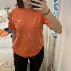 Vans t-shirt  - Säljer denna superfina oranga/persikofärgade tshirten från Vans i storlek M, är från början en tröja från herravdelningen men passar lika bra på en tjej, på bilden visas en som vanligtvis bär storlek S, köparen står för frakten 