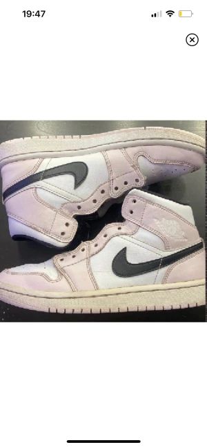 Jordans - Jordan 1’s i färgen barley rose, säljs nu för 3000kr på restocks ☺️ en liten slitning i hälen, kan visa mer bilder vid intresse💓