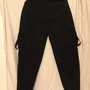 Svarta stretch cargos  - Svarta cargos st s
