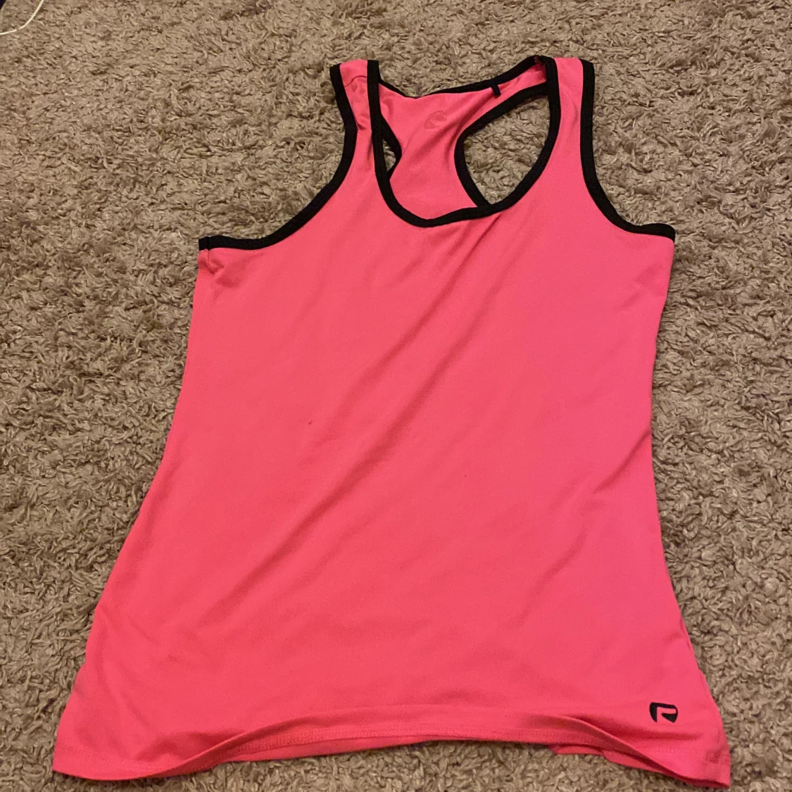 Ett rosa tränings linne