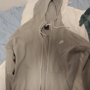 Nike hoodie grå - Nike hoodie i nyskick, nypris runt 750kr. Inga tecken på användning.  För stor för mig (herr L)