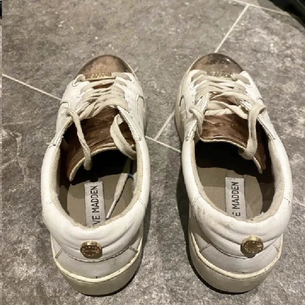 Såå snygga vita sneakers från Steve madden strl 37. ”Metallen” är i färgen rosé. I använt skick, inte tvättade på bilderna men tvättar såklart när någon köper!  Köpt för ca 1300kr. Skor.