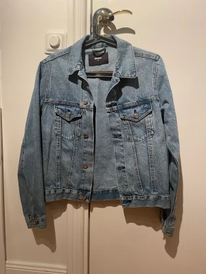 Jeansjacka fint skick - Säljer denna jättefina jeansjacka som tyvärr blivit förlusten. Endast använd några gånger. Jackan är från bikbok 