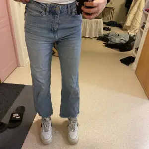 Jeans från lager 157 i storlek XS-S och jag är 168 och de är för korta på mig. Fint skick🌟