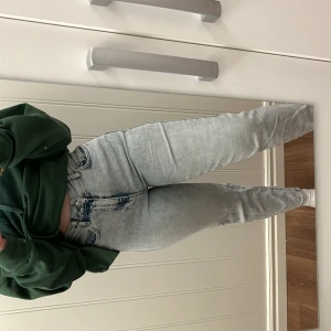 Jeans - Mom jeans från Gina tricot, storlek 36! Aldrig använda!  Kan skickas men köparen står för frakt🥰