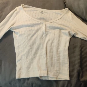 Långärmad vit tröja med knappar  - Från branby Melville, har nästan aldrig använt den. Är i bra skick.