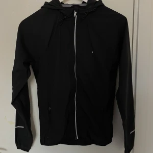 Träningsjacka - En tunn ”vindjacka” för träning o promenader! Har två och den här är lite för liten så säljer den<3