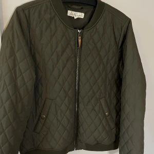 Jacka H&M - Grön jacka med puffade rutor