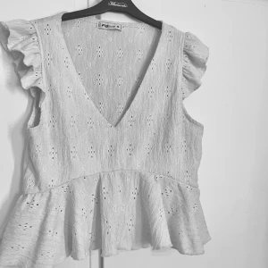 Gullig topp - Säljer min jätte fina topp då den inte kommer till användning🫶🏻 Så fkn och passar till alla tillfällen, storlek M 💓