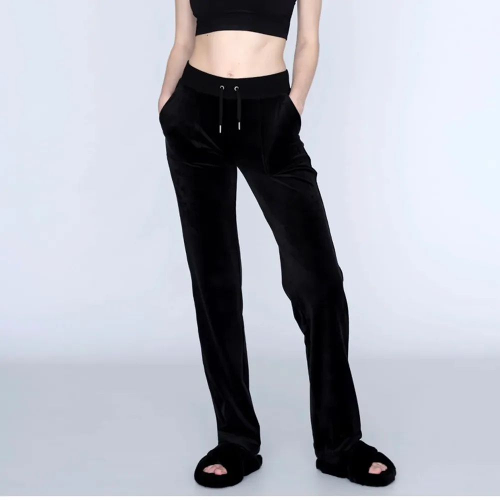 säljer mina svarta Juicy Couture byxor ja köpte på NK för 1.100 kr💓endast använda en gång o varsamt tvättade känns som nya o e helt defektfria! storlek s men passar även mig som e xs💓 har lappen kvar o digitalt kvitto nånstans ifall d behövs äkthetsbevis. Jeans & Byxor.