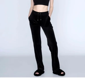 juicy byxor - säljer mina svarta Juicy Couture byxor ja köpte på NK för 1.100 kr💓endast använda en gång o varsamt tvättade känns som nya o e helt defektfria! storlek s men passar även mig som e xs💓 har lappen kvar o digitalt kvitto nånstans ifall d behövs äkthetsbevis