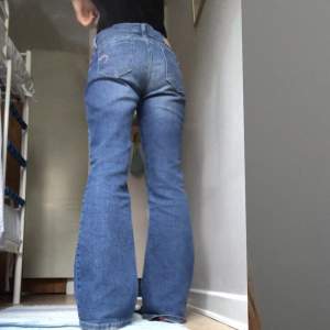 Snygga, ljusa, lowaist, bootcut jeans från 2000 talet🥰