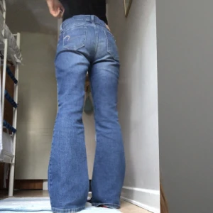 Bootcut jeans - Snygga, ljusa, lowaist, bootcut jeans från 2000 talet🥰